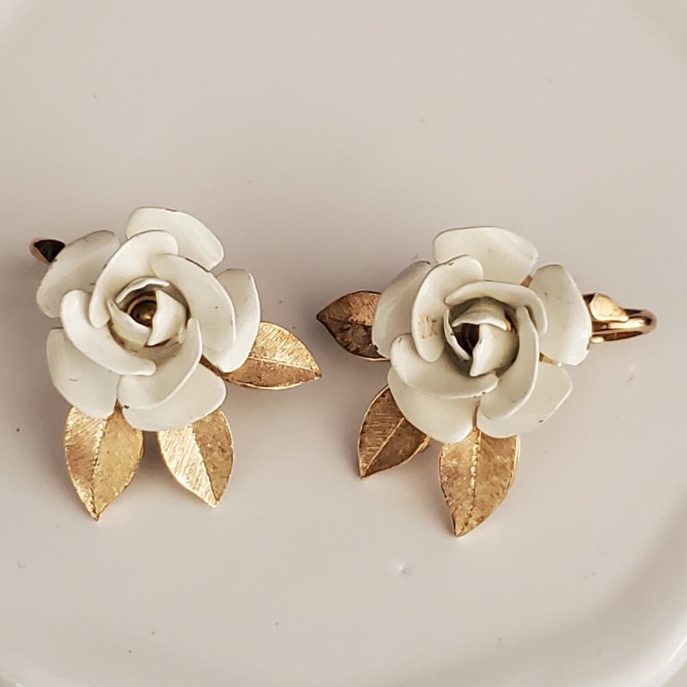 VTG Crown Trifari White Rose Earrings with Matte‎ Gold Tone Leaves Clip-On